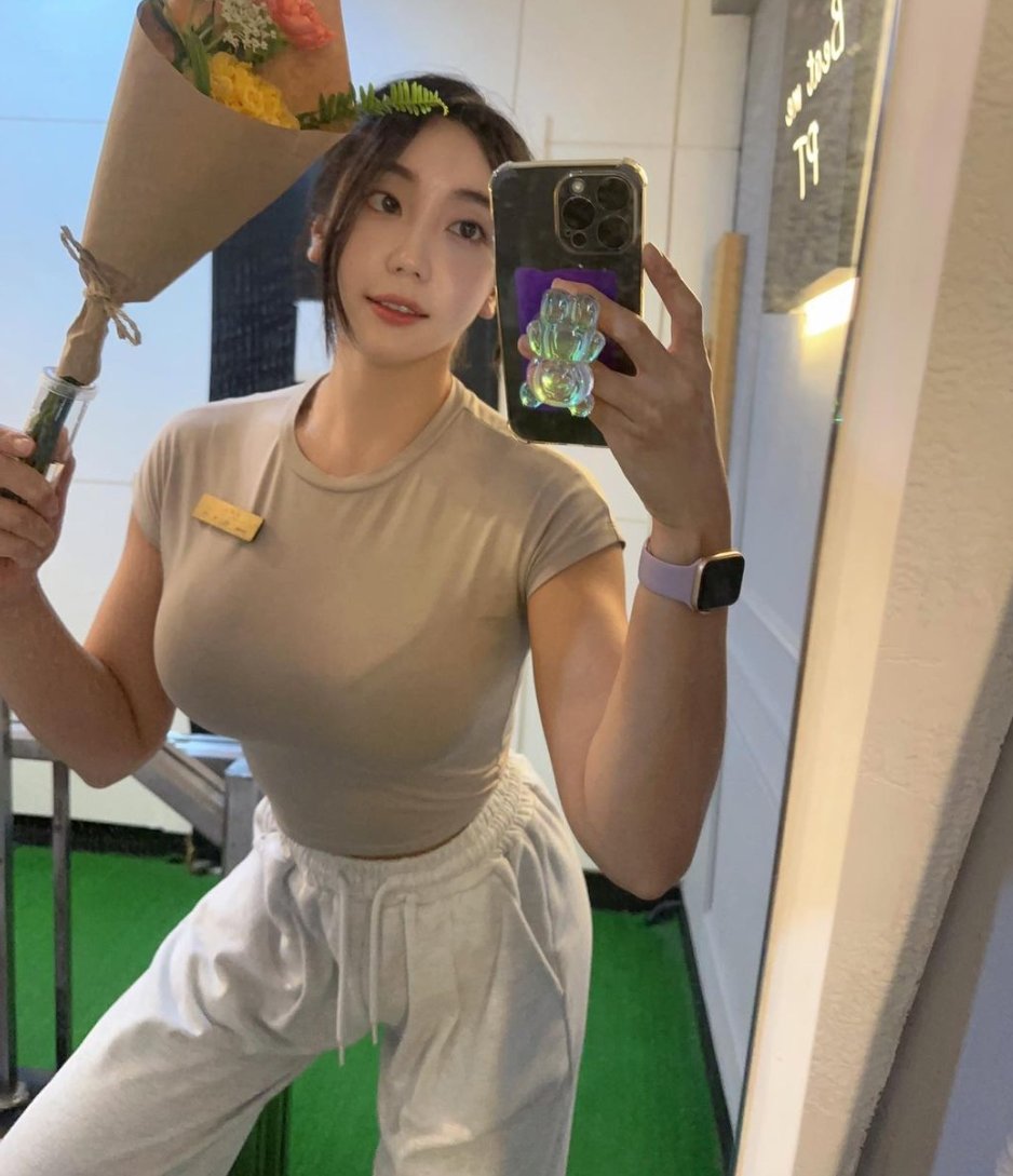 来和小蓝鸟的弟弟鸳鸯浴，有想跟姐姐一起的吗？点赞里再抽一个，让你在水里插我大屁股！