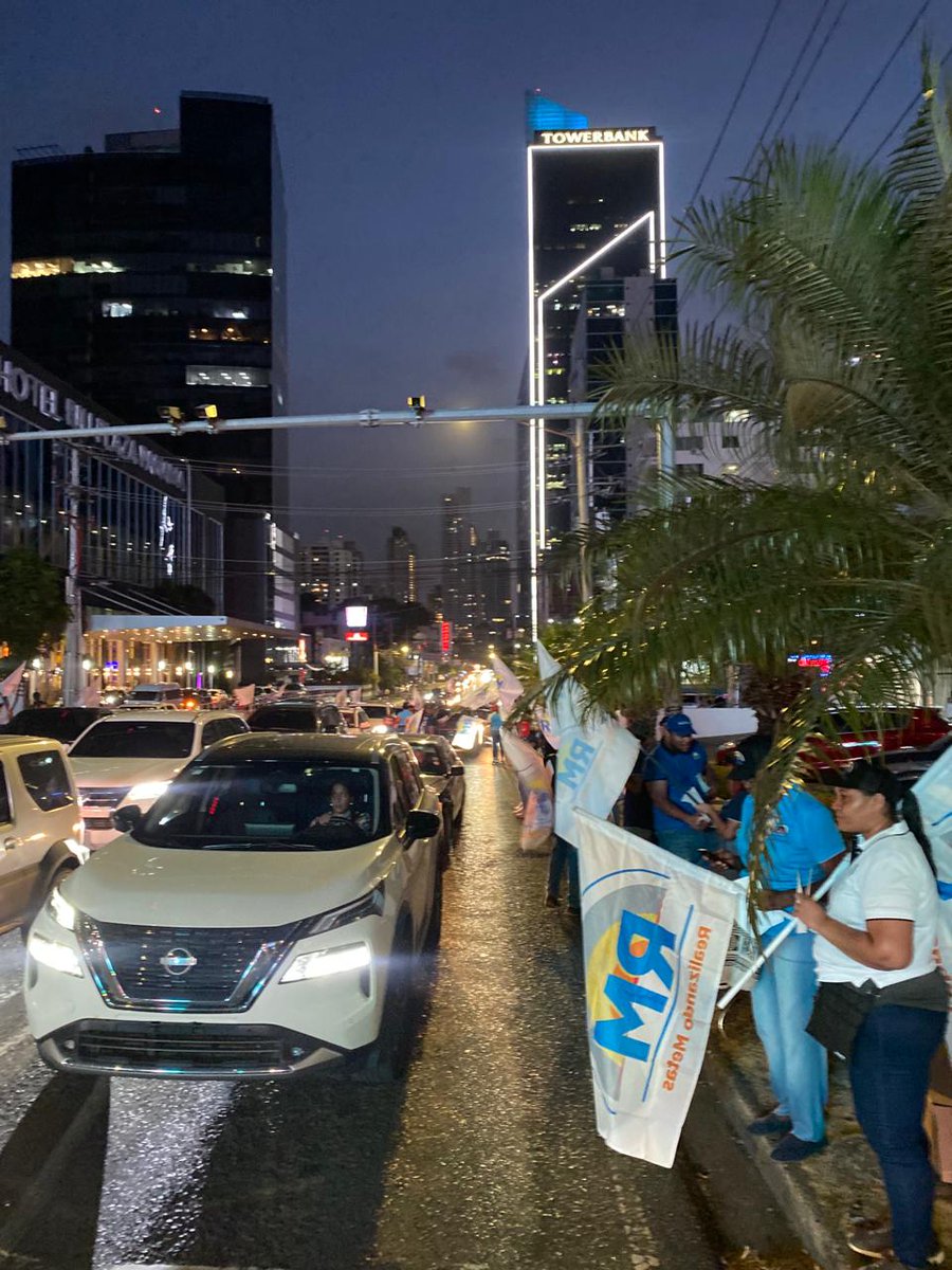 Bolanteo en Belle Vista: el Profesor Eduardo Pinnock Diputado del 8-3 RM, vota casilla 3. <a href="/rmartinelli/">Ricardo Martinelli</a> <a href="/almacortes20/">Alma Cortés</a>  <a href="/Alejandrop_pty/">Alejandro Pérez</a> <a href="/camachocastro/">Luis Eduardo Camacho</a>  <a href="/CNNEE/">CNN en Español</a> <a href="/DigitalTVGO/">Digital TVGO</a> <a href="/Mayer/">Mayer Mizrachi</a> <a href="/Mrenatopereira/">Renato Pereira</a> <a href="/TReporta/">Telemetro Reporta</a> <a href="/tvnnoticias/">TVN Noticias</a> <a href="/nayibbukele/">Nayib Bukele</a>