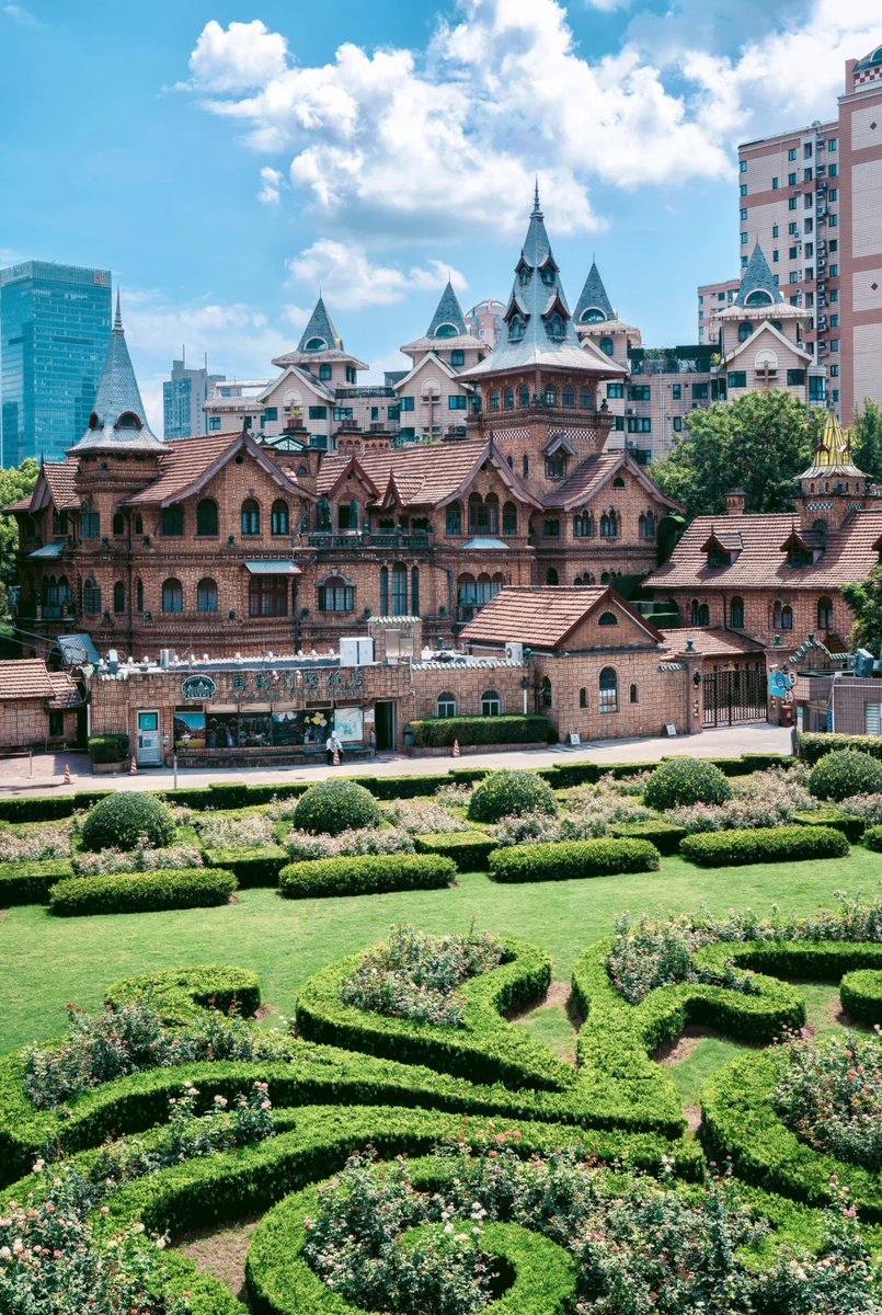 #Photography 🌿 🌼 Experience the Beauty of Spring in Shanghai’s Hidden Gems！ 📍Xujiahui Cathedral 📍Green house at the intersection of Taiyuan Road and Yongjia Road, 📍Zhapu Road Bridge 📍Villa Mahler 📷：naihe #meetinshanghai #AllInShanghai #Shanghai