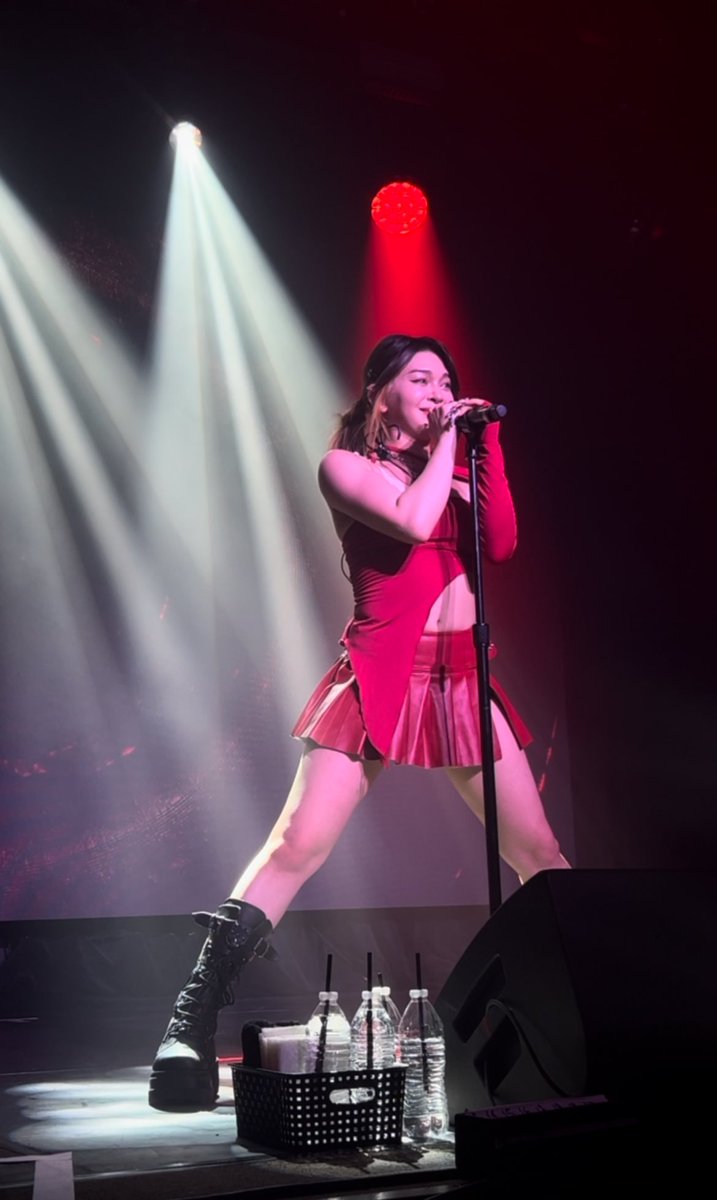 cherrykonic_'s tweet photo. she changed shoes and the mic was too short 😭😭
#AleXa #알렉사 #sickofyoutour #alexainchicago https://t.co/J6KaYaidOm