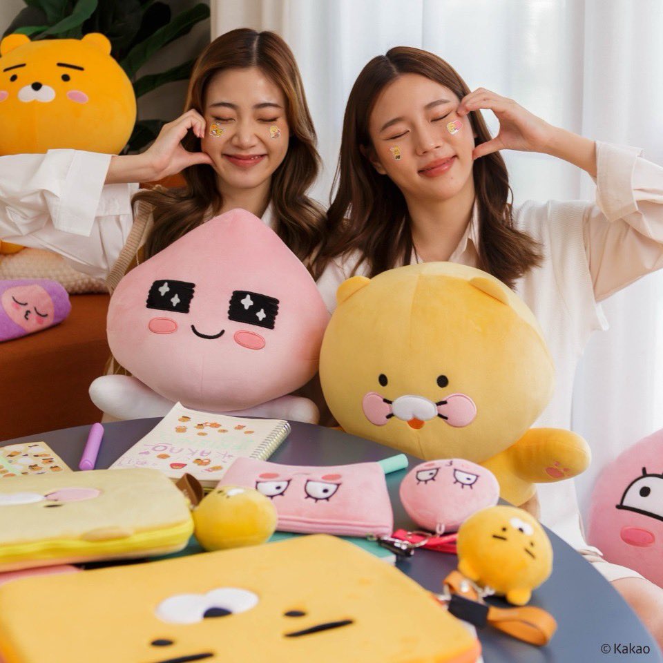 KakaoFriends_TH's tweet photo. น่ารักสับไม่หลับไม่นอน 🩷💛 กับความคิ้วท์จาก Friendsland x Kakao Friends แนะนำว่าควรมีความคิ้วท์ติดบ้านไว้ดีต่อใจแน่นอน🌈
🧡 Shopee : https://t.co/U90Xwc5kDX
💙 Lazada : https://t.co/YWo3i44QIg
💚 Line@ : https://t.co/AiYqTgpa3L
#KakaoFriends #KakaoFriendsThailand
#Friendsland https://t.co/d3CVVWPrA2