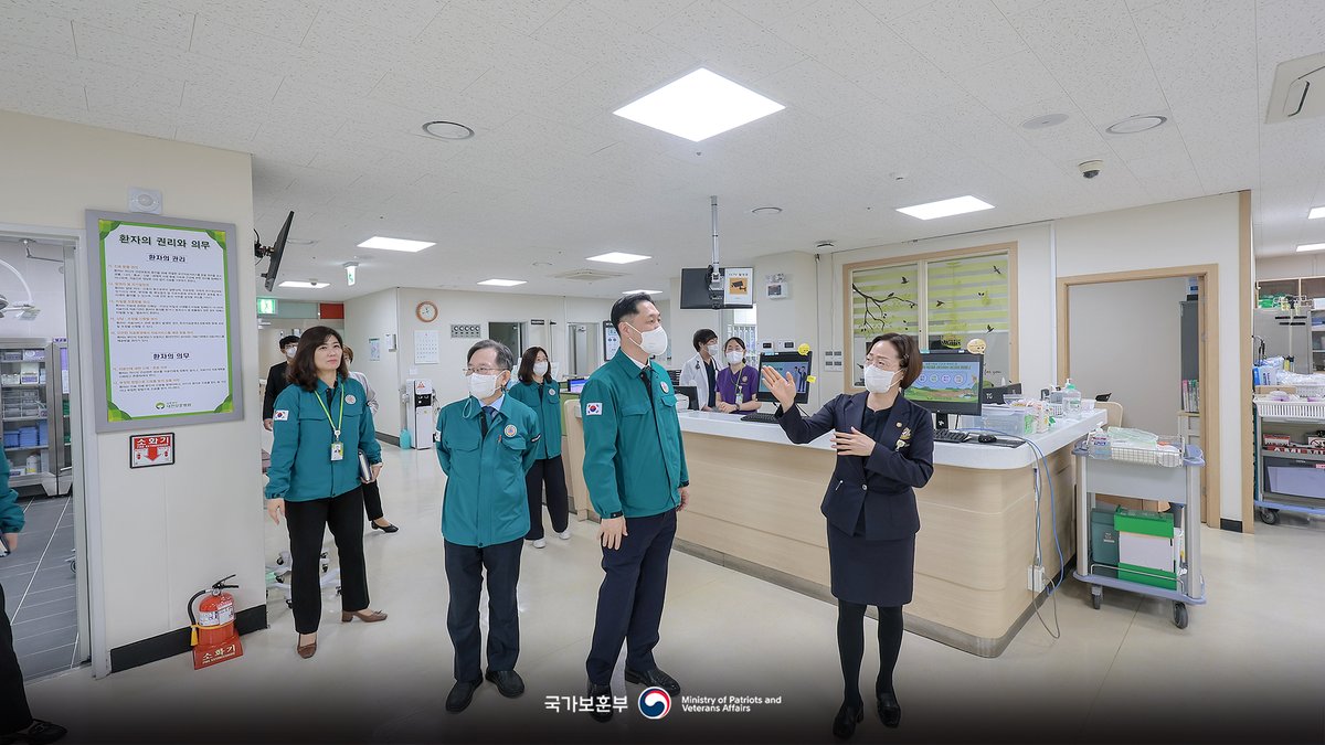 대전보훈병원 점검 및 대전지역 공공병원 논의

이희완 국가보훈부 차관은 대전보훈병원을 방문하여 의료계 집단행동에 관한 간담회 및 현장점검을 진행했습니다.

이어진 현장점검에서는 응급실 및 재활치료센터 비상 진료체계 대응현황을 확인하고, 의료진에게 격려의 말을 전했습니다.
#국가보훈부