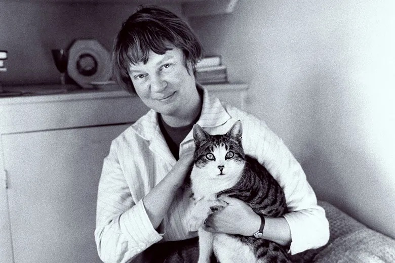 Join us bright and early, live from @TheLondonLib for a virtual writing workshop inspired by Iris Murdoch! Her work is richly visual so we’ll consider how imagery and colour play a vital role in her writing—and in our own. Fri 3 May, 7.45-9.15am via Zoom londonlibrary.co.uk/whats-on