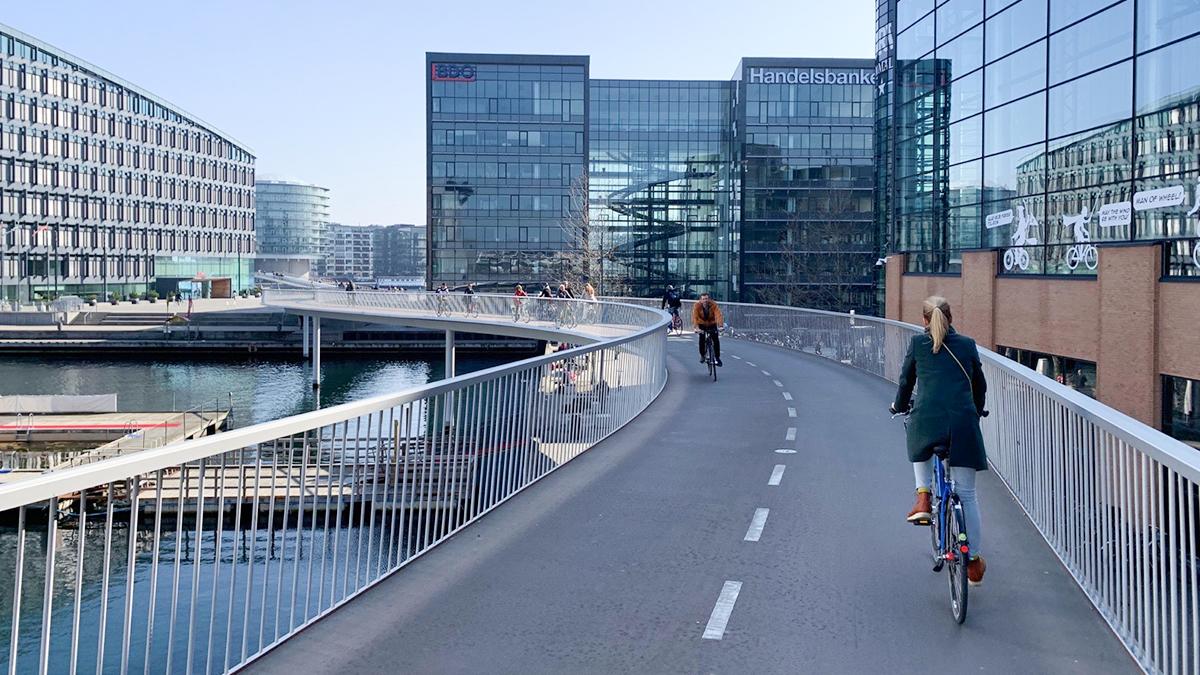 Fahrradfreundliche Projekte wie die #Cykelslangen machen das Fahrrad in #Kopenhagen die beste Wahl fürs tägliche Pendeln. 🤩 Die Fahrradbrücke führt sicher und schnell über den Hafen und trennt Radverkehr und motorisierten Verkehr. 19.000 Radfahrende nutzen sie jeden Tag. 🚲🌉