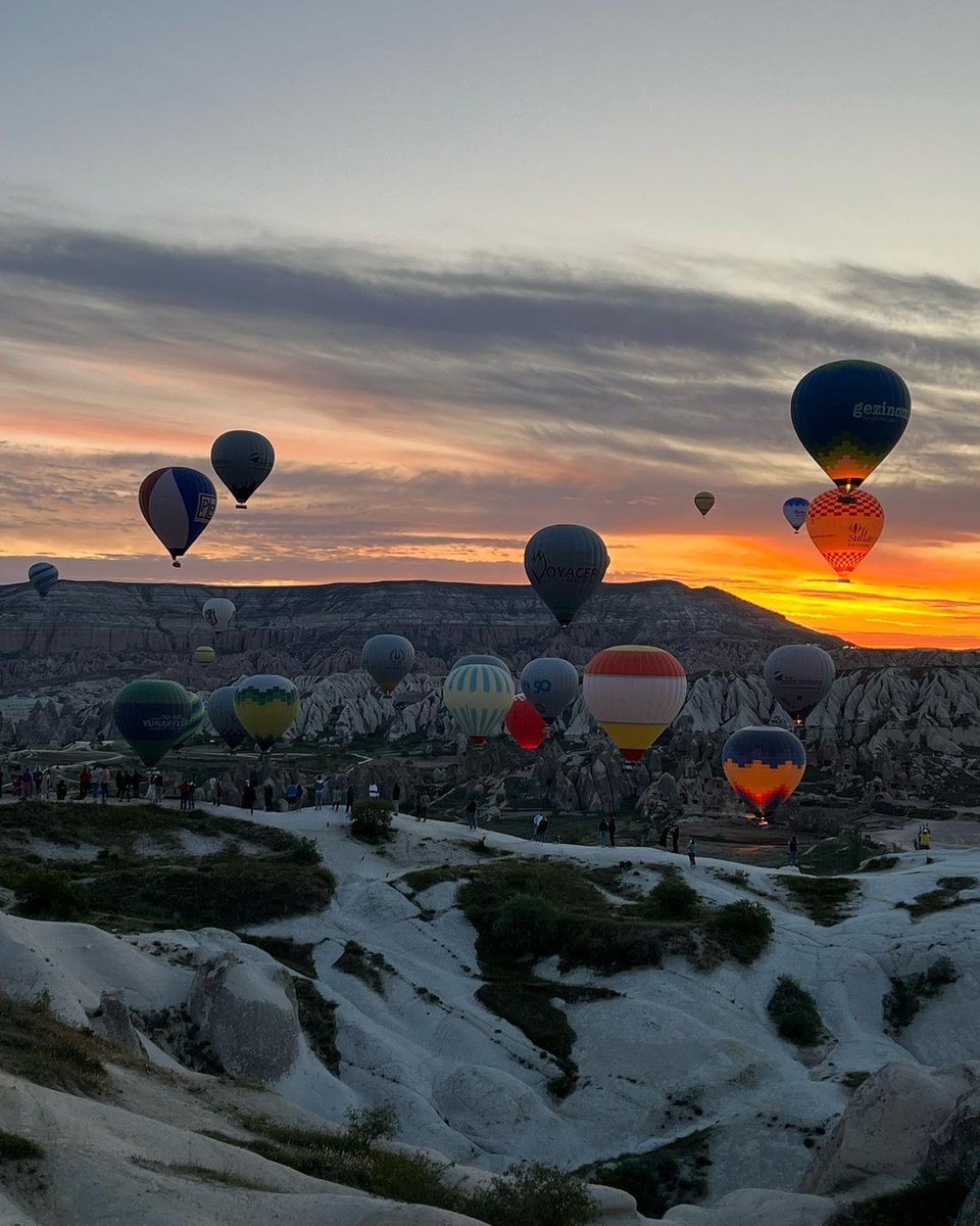 大人気アクティビティ、カッパドキアの気球💙 １年中楽しめますが、これからがベストシーズンですよ！ 是非、素敵な思い出を@GoTurkiye_jpをメンションして投稿してくださいね✈ 📸 IG: bdyyy11 #GoTürkiye #トルコ #海外旅行 #観光 #カッパドキア #絶景 #気球