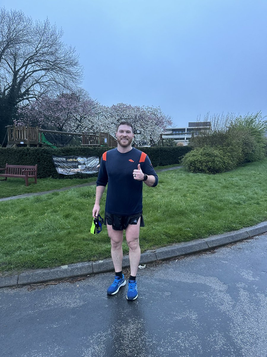 Wet, Cold Easter Monday! Miles in the bag 💪🏻 Dealing with a few niggles but as expected!! Less than 6 weeks until @Rob7Burrow Leeds Marathon 👊🏻 Raising money for Rob & @eskcraig14 ❤️ justgiving.com/crowdfunding/s… any donations at all really means the world 🙌🏻