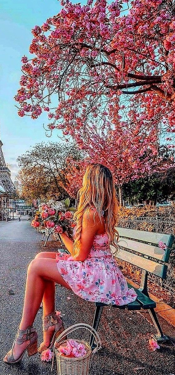 Yaşama sevinciyle uyan bu sabah
Mutluluğa aç pencereni
Baharın kokusunu çek içine
Bak doğa uyandı, çiçekler açtı 
Rengarenk her yer 
Herşey çok güzel olacak inan
Umutla başla güne
Çiçeklerin açtığı yerde hep bir umut vardır🌸
Günaydın çiçek açanlar 🌼
#1Nisan #pazartesi #Secim