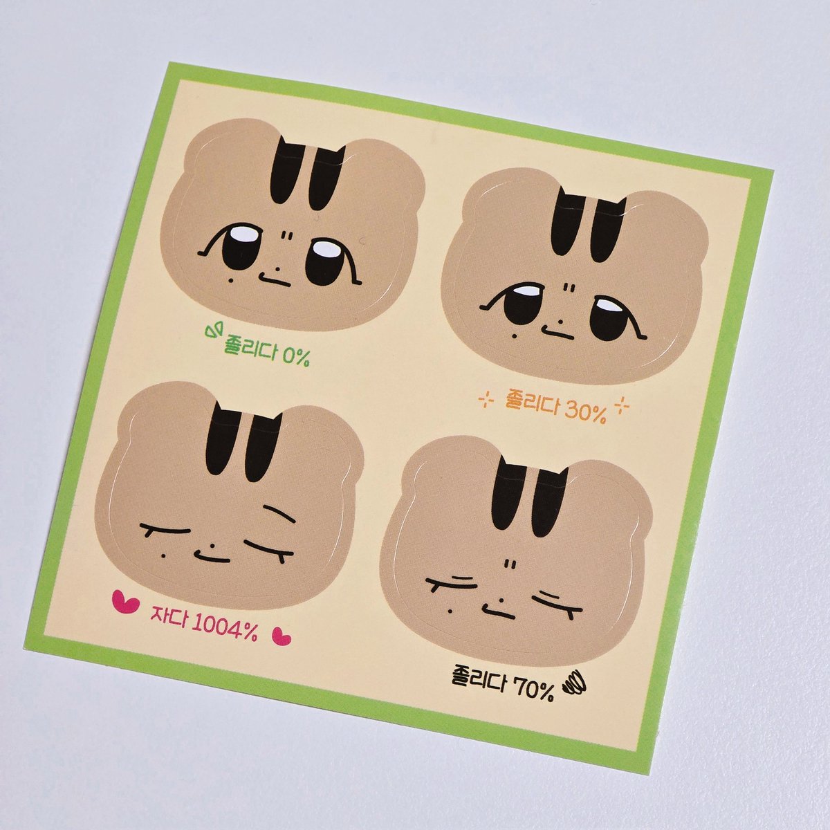 전체특전인 스티커를 공개합니다🥰
제가 사진을 못찍어서...ㅠㅠ 실물이 훨씬 귀엽습니다!
1삐람지 1스티커로 들어있으니 참고부탁드립니다💛