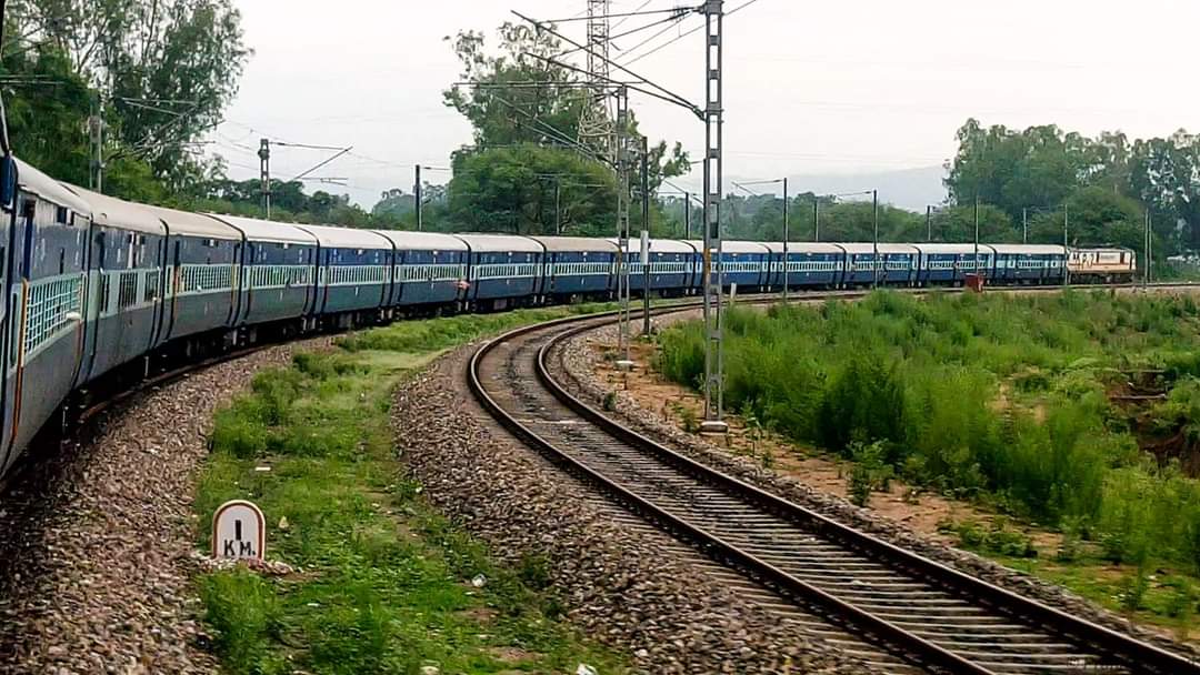 #TodayInHistory On this day in April 1979 Pune-Jammu Tawi Jhelum Express was introduced
<a href="/Central_Railway/">Central Railway</a>
PC: <a href="/Pranit_Roxx/">Pranit Gawand</a>