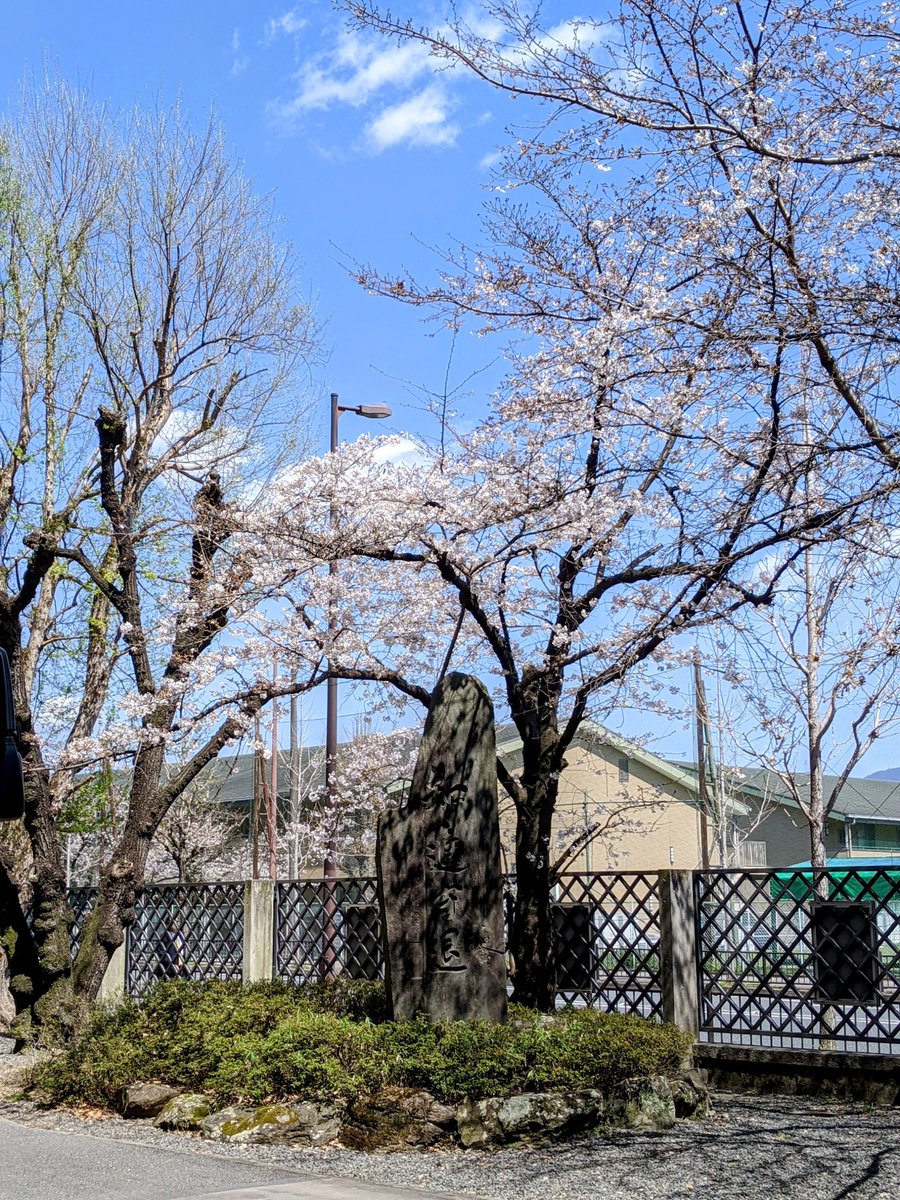 ／
2024年4月
#大谷大学 #きょうのことば

みんなが考えているより
ずっとたくさんの「幸福」が
世の中にはあるのに、
たいていの人は
それを見つけないのです
＼

本学教員が「伝道掲示板」の解説文を執筆しています。
▶️ x.gd/AhhA2