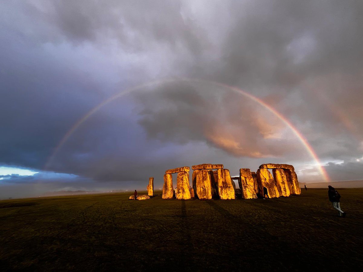 Rainbow over Stonehenge this morning 🌈🙏🇬🇧 😍
