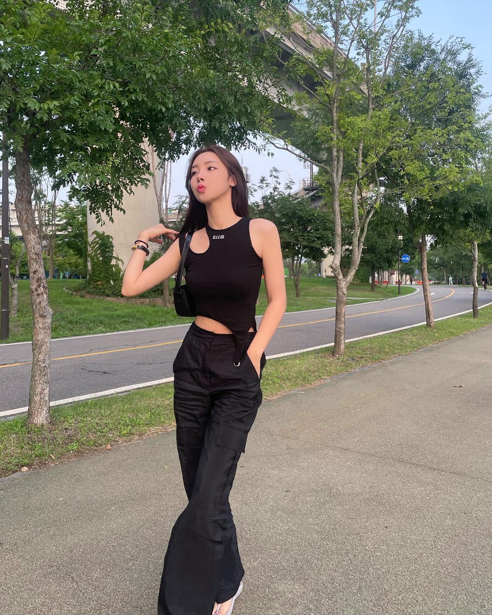 Helu233's tweet photo. 今天的风有点大 #人妻  #少妇  #sm #绿帽老公 #绿帽狗 https://t.co/EkCXCLwATf