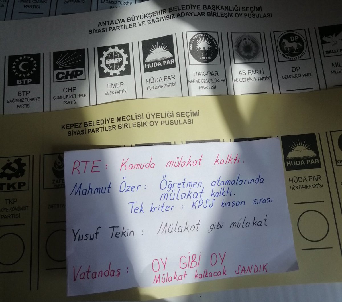 Mülakatın kaldırılması ile ilgili verilen sözler ataması yapılmayan öğretmenler tarafından oy kabininde hatırlatıldı #secim2024