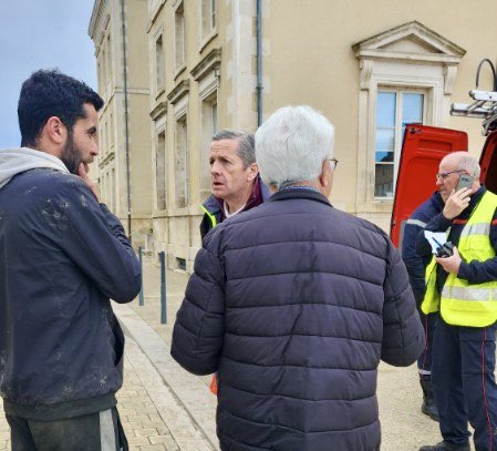 🔵J’étais ce dimanche à Montmorillon aux côtés du maire pour lui témoigner notre solidarité & notre soutien face aux événements qui ont impacté lourdement sa ville
Je me suis entretenu également avec plusieurs autres élus notamment les Maires de La Roche Posay, St Savin, Civaux…