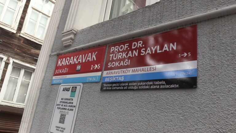 2022 yılında Beşiktaş Belediye Meclisi, Arnavutköy'de Türkan Saylan'ın evinin bulunduğu sokağa 'Türkan Saylan Sokağı' adını verdi. Prosedür gereği bu kararın İBB Meclisi'nde onaylanması gerekiyordu. İBB Meclisi'nde AKP ve MHP gruplarının oylarıyla bu karar reddedildi. 31 Mart