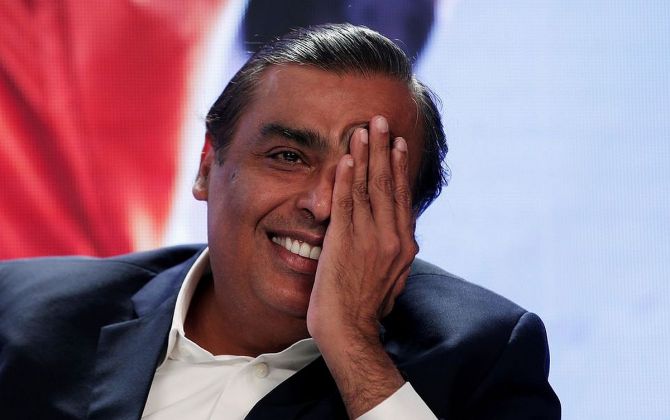 Reliance invests $125 billion in capex over the past decade. These were Ambani's top priorities business2business.co.in/article/5038/r…