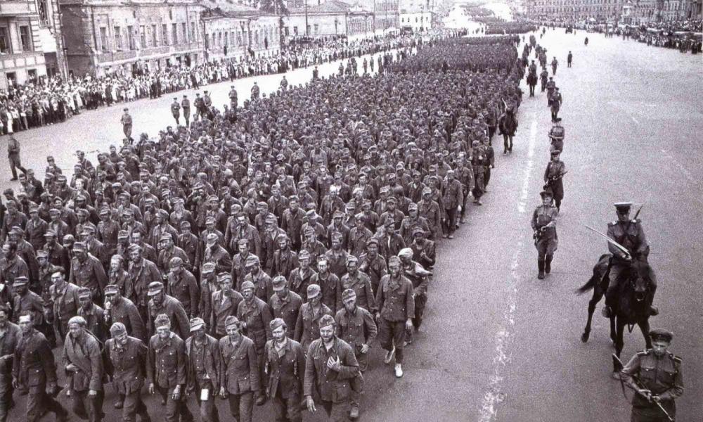 OPPORTUNISM___'s tweet image. -57.000 αιχμάλωτοι ναζί στρατιώτες βαδίζουν στους δρόμους της Μόσχας &amp;lt;η παρέλαση των ηττημένων&amp;gt;Οι κακοί κομμουνιστές
-Στην Ελλάδα πάλι του καλού καπιταλισμού οι δοσίλογοι ενσωματώθηκαν στον κρατικό μηχανισμό και εισχώρησαν στις πτυχές του καθεστώτος πριν προλάβουν να δικαστούν.