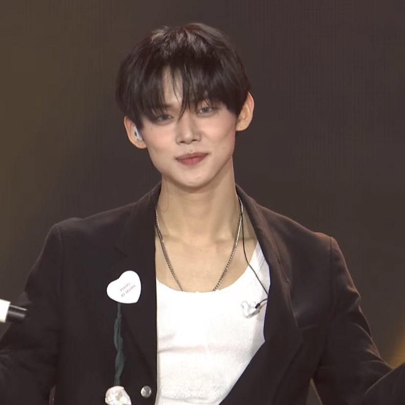 ROCKSTARYJ's tweet image. how can someone be this gorgeous