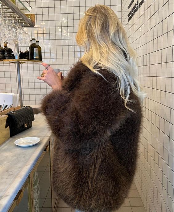 Simple and exquisitely cozy.
#infurmagazine #infurmag #fur #furfashion #ott #qotd #ootd #fw #aw #fw24 #aw24 #fall #fallfashion #highfashion #fashionweek #streetstyle
#streetfashion #fashion #outerwear #wildfur #newstaples #fallfashion #fallstyle #fashionpost #coffeetime #mobwife