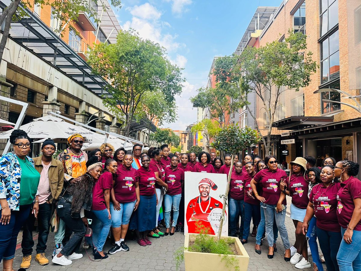 RastaArtist's tweet photo. CHAMA an NPO initiative fighting against AIDS and Malaria as we were launching it at Melrose Arc, painting the Founder of the organization Dr Oluju Ukpai with the South African branch.

#chama #chamanpo #fightingAIDS #chamaorganisation https://t.co/WLlfNSGiTh