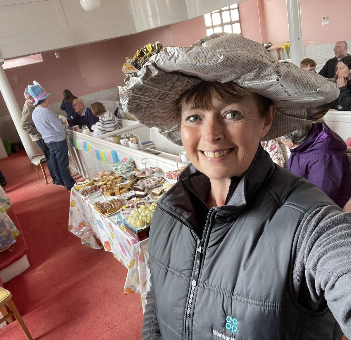 #MixingWithMembers at the Daffodil T in the Church, fundraising for #FriendsofPortnahavenChurch today, in my #EasterBonnet @coopuk @Tom_MPM @IslayCo