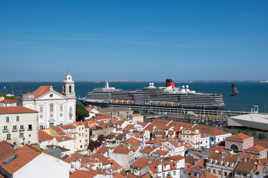 Os passageiros dos navios de cruzeiros que chegam a #Lisboa começam a pagar taxa turística a partir de hoje, 1 de abril. O acordo assinado entre a Câmara de Lisboa e o @portodelisboa prevê uma receita anual para o município de 1,2M€.