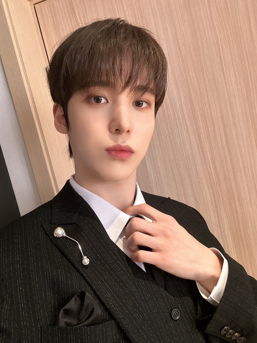 ATEEZofficial's tweet photo. 아부라소바 공식 비주얼 점장. 정윤호 https://t.co/Amm390LJSH