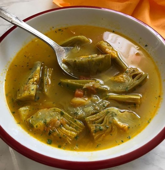 💚 #CocinemosJuntosAlcachofas 👨‍🍳 Receta de la semana: sopa de alcachofas al curry, un plato que nos propone @chupchupchup alcachofa.es/recetas/sopa-d… #recetasdecocina #alcachofas #sopa #curry