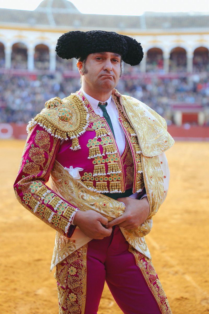 SimpleCapotero's tweet photo. Lo de los trajes de Morante es para hacer un museo. https://t.co/xomtOBW8D8