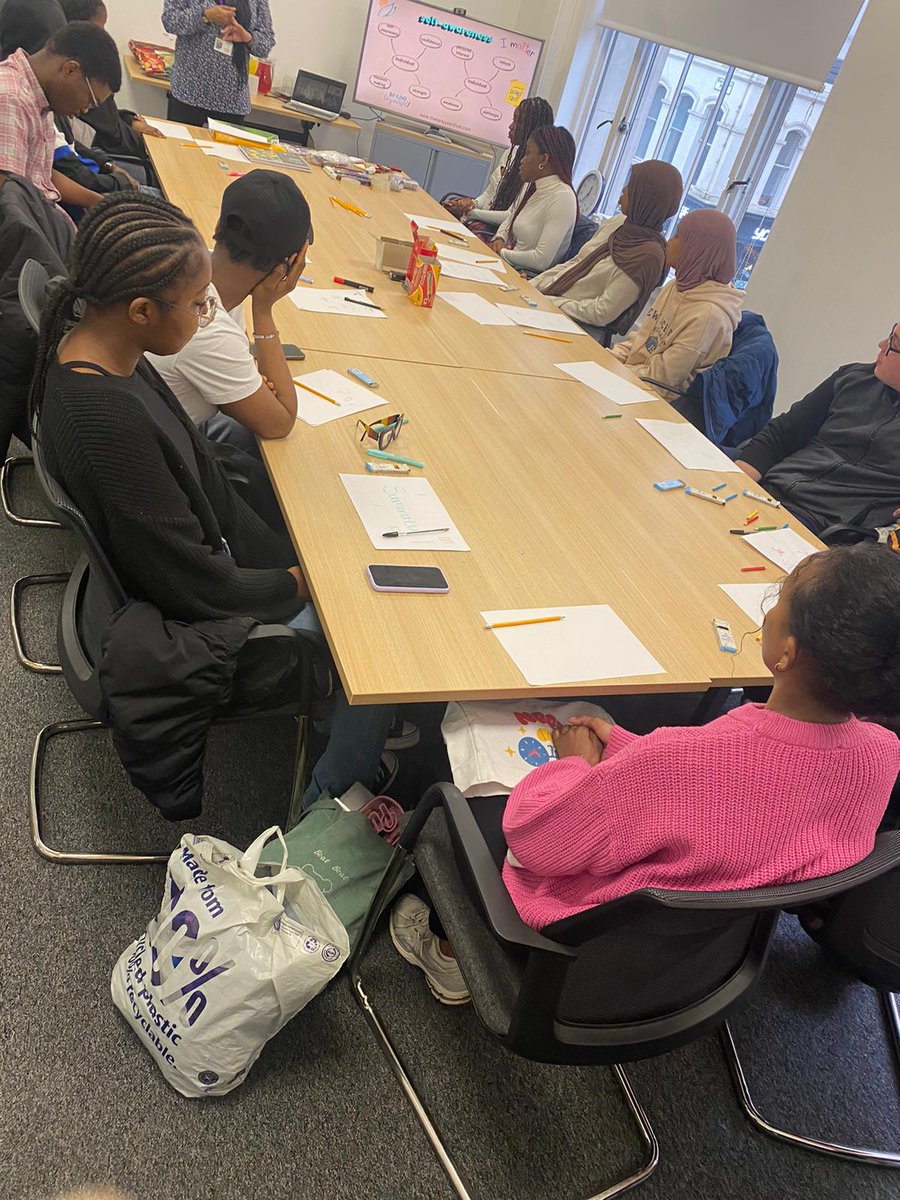 1CommunityScot's tweet photo. Day 1 of our #SpringIntoSuccess- Youth Training Week kicks off ! We are empowering one youth at a time. A fantastic session on Self-awareness. #YouthEmpowerment #ScottishViolenceReductionUnit https://t.co/h9BdcycuVC