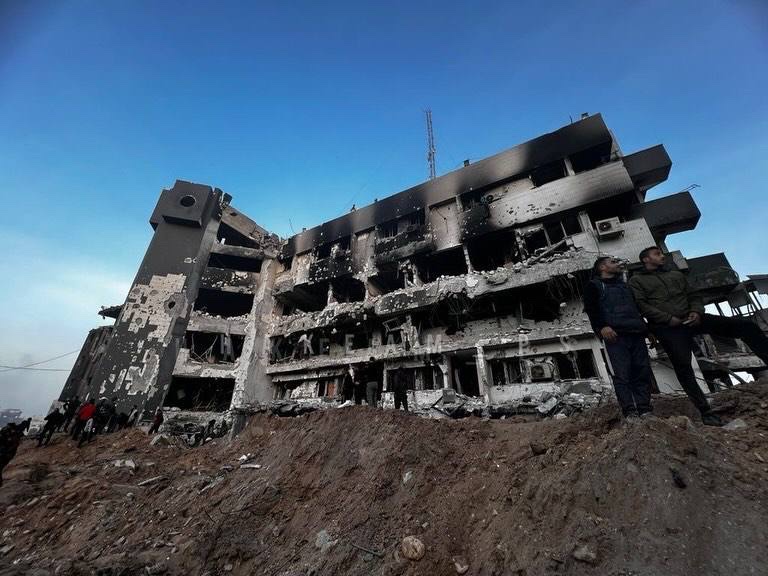 İşgalci İsrail, Şifa Hastanesini işgal ettikten 14 gün sonra hastanenin tamamını yıkarak ve geride onlarca ölü bırakarak çekildi.