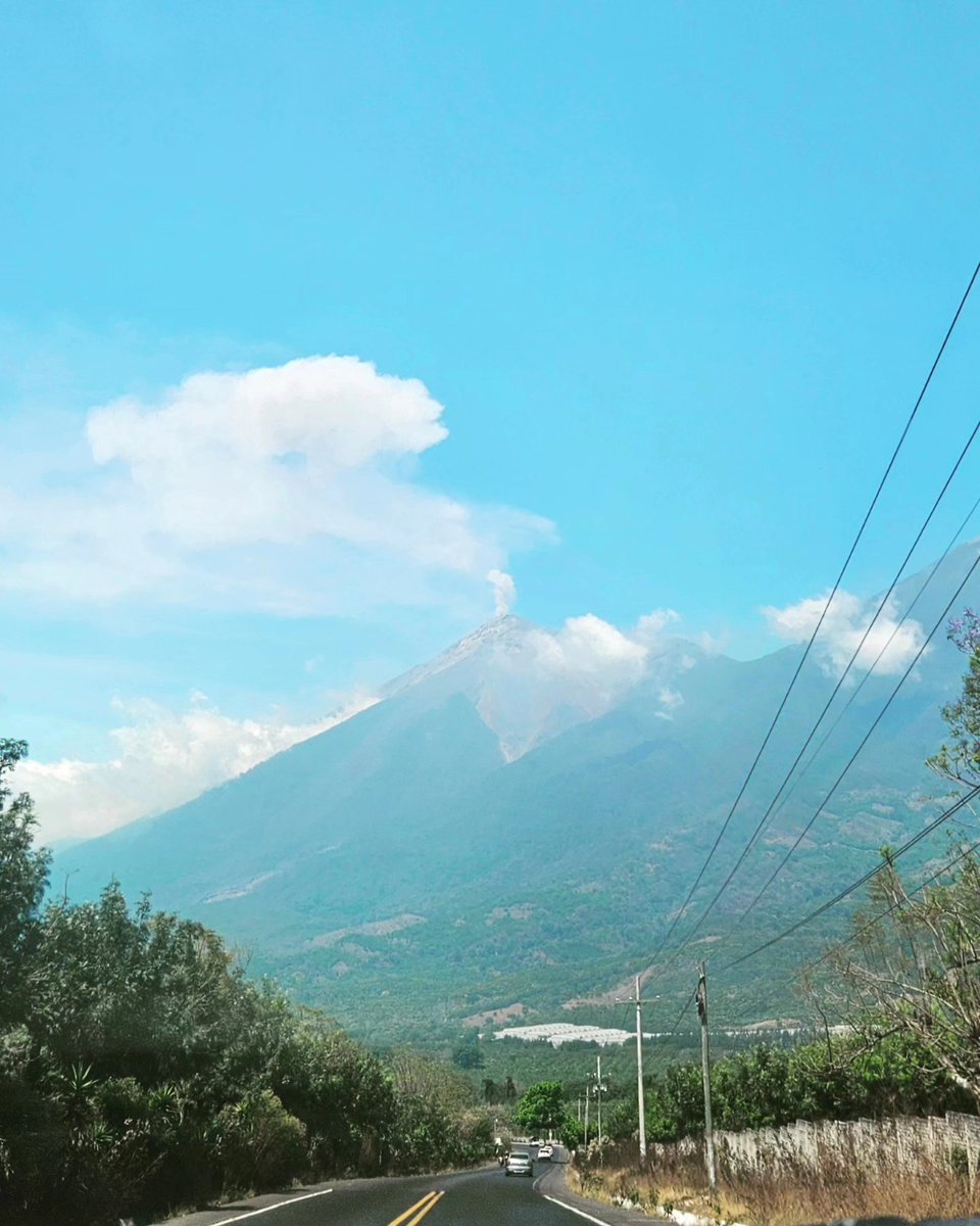 Muchas gracias @soymey_amayh Juntas en la lucha, amigas en la vida 🌻 #Antigua #Guatemala #amigas #chapinas #arco #volcán #gratitud