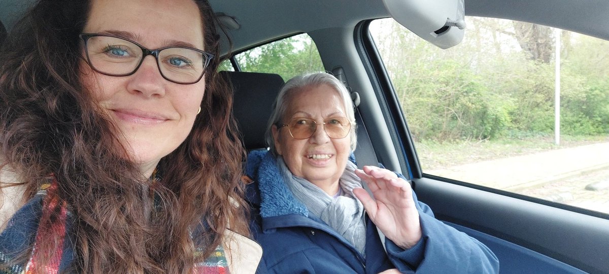 Dientjuh2541's tweet photo. Mijn vriendin even opgehaald. Lekker een mifdag naar huis. Heeft ze zo naar toe geleefd. Samen een middag met pap. Wij sluiten aan bij het diner! 🙏 #mantelzorger #vriendin #thuis https://t.co/S8FpNrq7ei