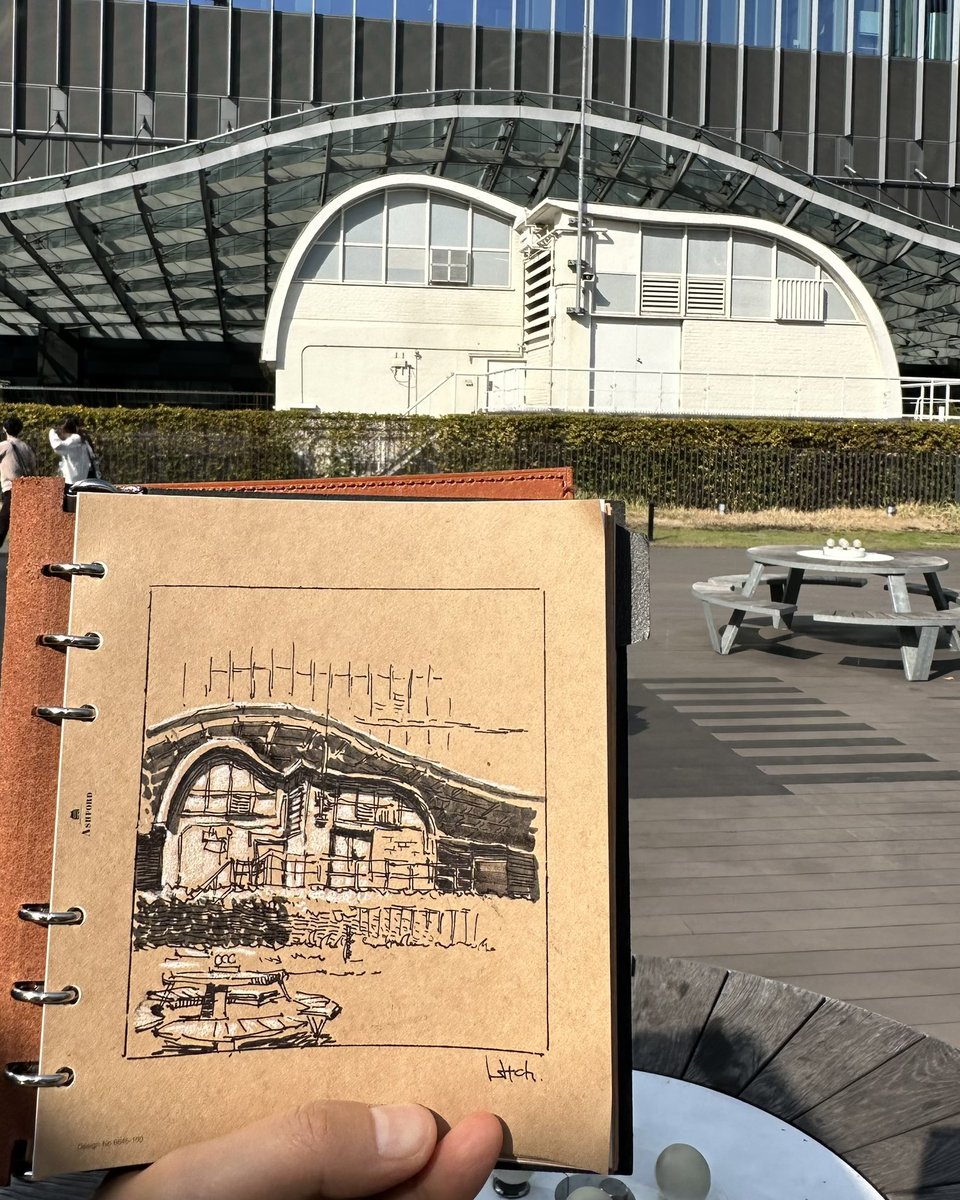 3月の #ウォーキングスケッチ は日本橋。日本橋高島屋の屋上で何かよく分からない丸屋根の建物をスケッチ。あまり描けなかったけど、久しぶりに会った友達と楽しくお喋りできたからいいや☺️ 