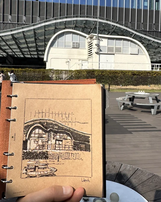 3月の #ウォーキングスケッチ は日本橋。日本橋高島屋の屋上で何かよく分からない丸屋根の建物をスケッチ。あまり描けなかったけど、久しぶりに会った友達と楽しくお喋りできたからいいや 