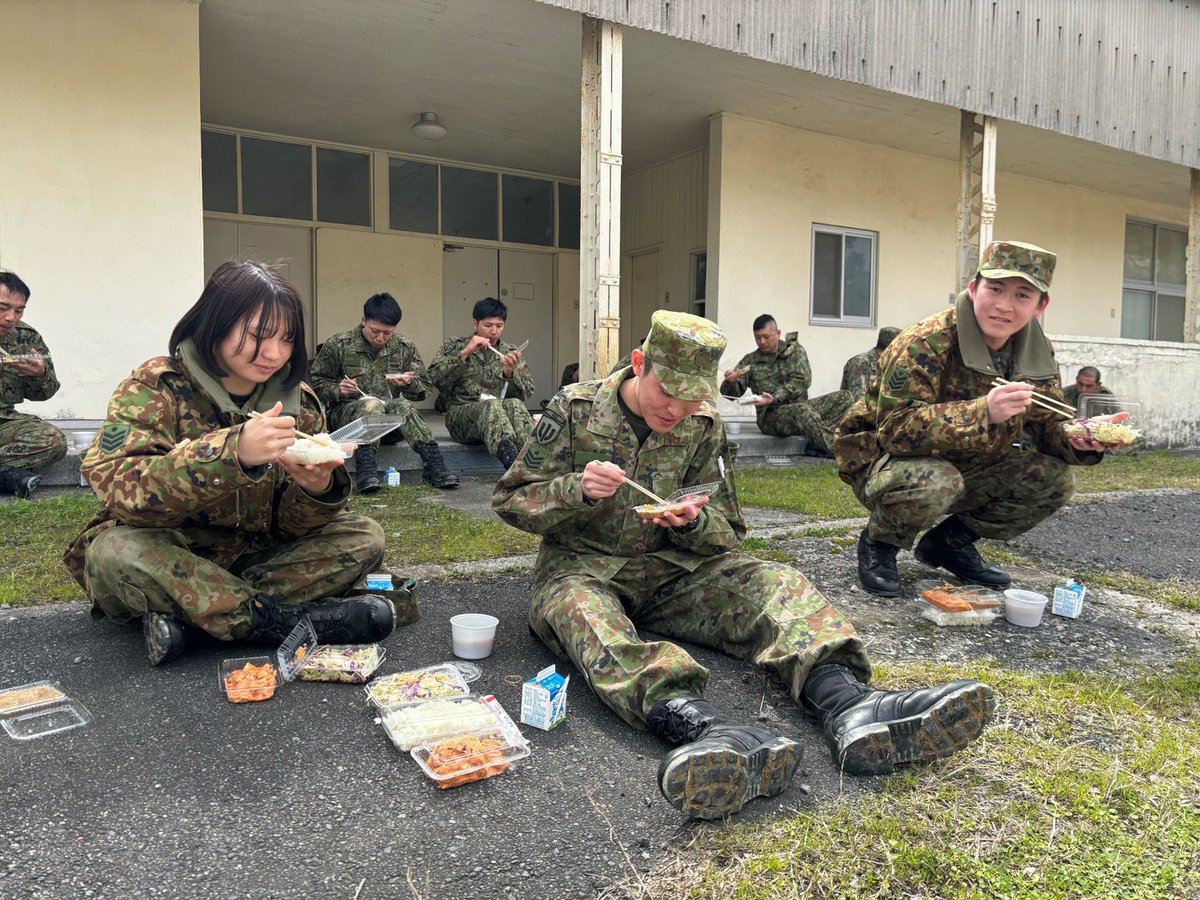 Camp_Kokura's tweet photo. 【野外炊事】
＃第４０普通科連隊 本部管理中隊はこの日、野外にて炊事訓練を行いました。
炊きあがったご飯やおかずをフードパックに詰め込み、午前中、野外で訓練をしていた隊員達に手渡されます。
口いっぱいに食事をほお張る、隊員達！
食事は隊員皆の活力です！
#自衛隊 
#北九州
＃陸自 https://t.co/NugyeKovm4