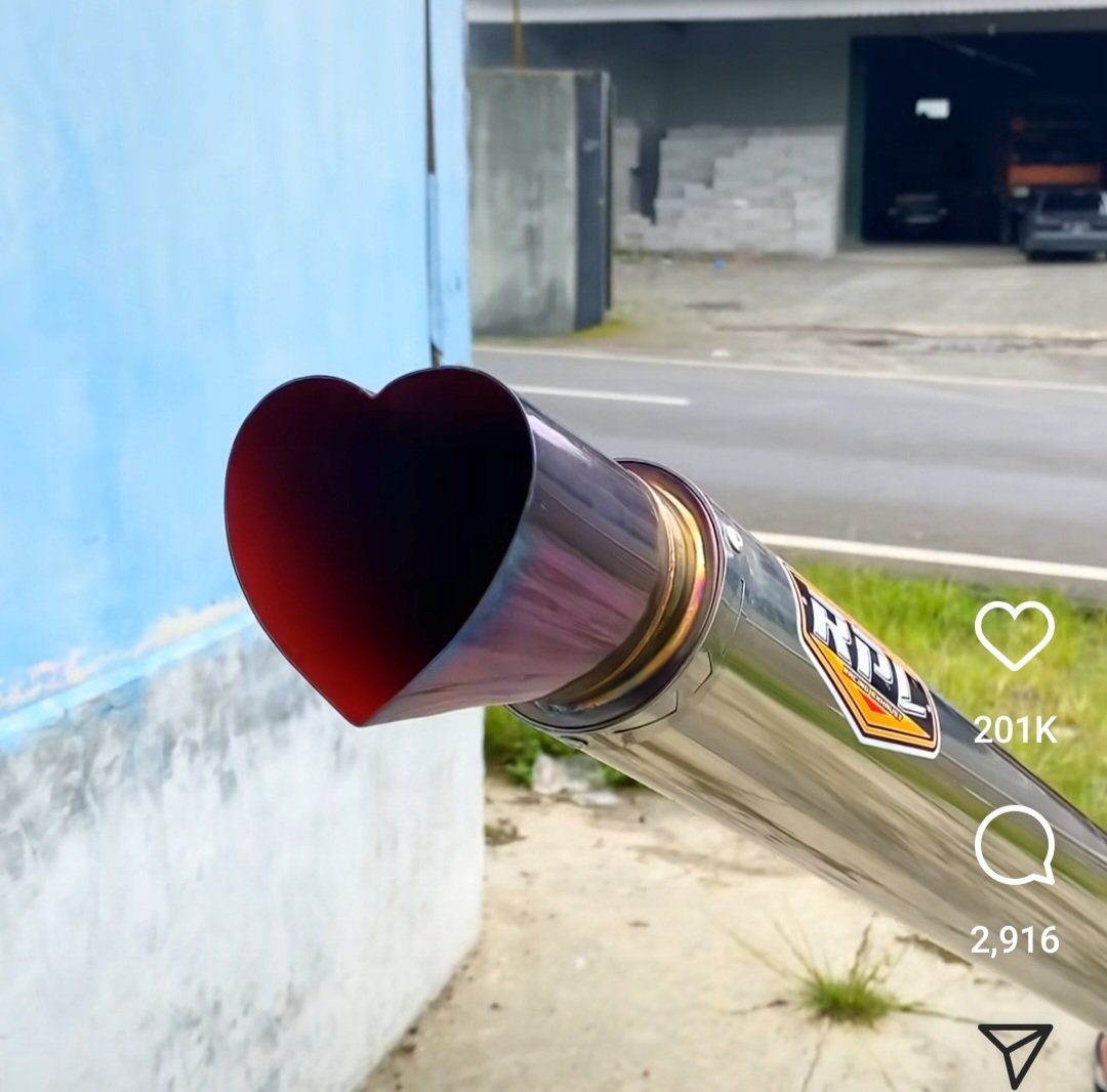 Motorcycles2T's tweet image. Well I amused myself #AFool 😄

Here&apos;s a close-up of that comedy exhaust...