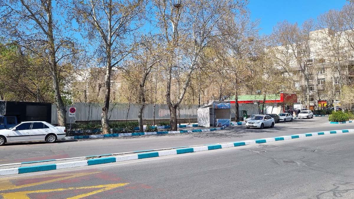 پارک قیطریه ، صبح روز ۱۳ فروردین ، تجمع مردم برای اعتراض به ساخت مسجد درباغ  پارک قیطریه 
عکس ها : شیوا آراسته