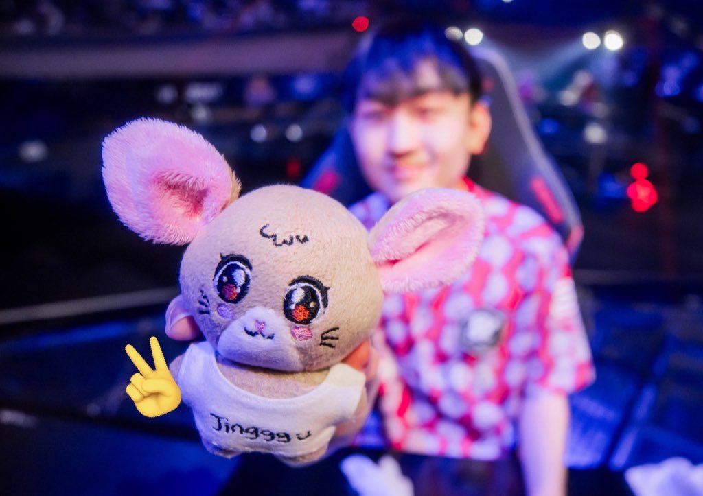 thisisEve tweet media