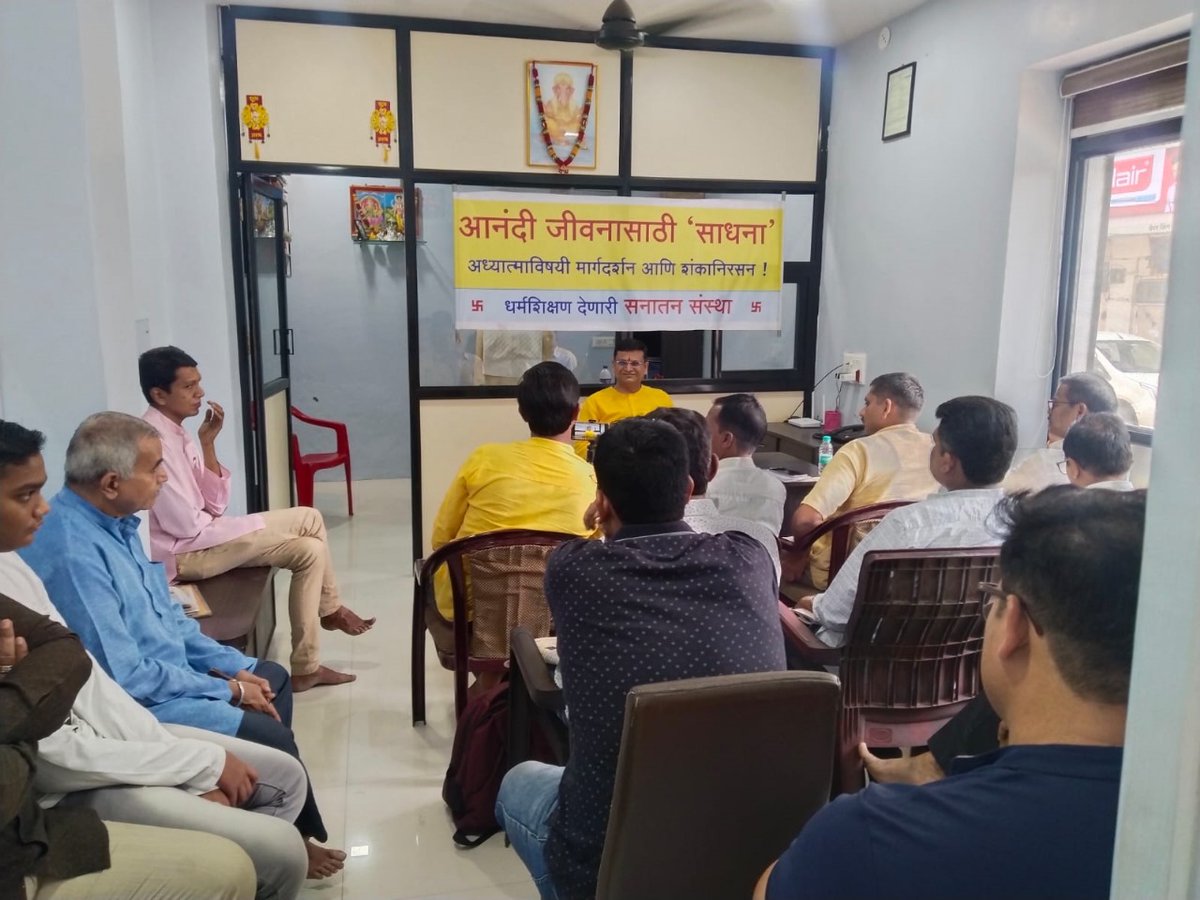 Shri. <a href="/1ChetanRajhans/">Chetan Rajhans</a>, National Spokesperson, Sanatan Sanstha is currently on an outreach tour as a part of Sanatan Sanstha's Silver Jubilee year celebrations. 
In #Jalgaon (Maharashtra) Shri. Rajhans spoke to members of the press on how to lead a stress-free and happy life while