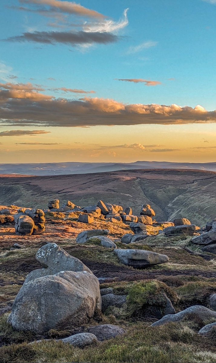 How do you feel when you walk, run or wildcamp on Kinder Scout? 

What do you notice changes within you? 

#peakdistrict #WildAboutKinder