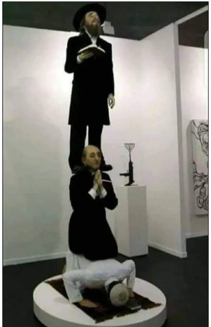 یہ مجسمہ سپین کے شہر میڈرڈ کے ایک عجائب گھر میں ہے۔ اس کو "مسلمان"،" عیسائی" اور "یہودی" کا مجسمہ کے نام سے یاد کیا جاتا ہے۔ ایک یہودی سیاح نے اس مجسمے کو دیکھ کر عجائب گھر کی انتظامیہ سے شکایت کی تو انتظامیہ نے اس سے پوچھا کہ تم کیوں اس مجسمے کے بارے میں شکایت کرتے ہو جبکہ