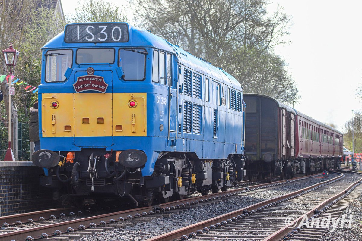 #MondayMorningBlues Making no apologies for tweeting another 📸 of 31289 'PHOENIX' from the @NLRailway extension opening day event on Saturday. Seen here moving back onto the mk2 set in Boughton station prior to working the 11.30 VIPex to Pitsford & Brampton. #NLR 30/3/24