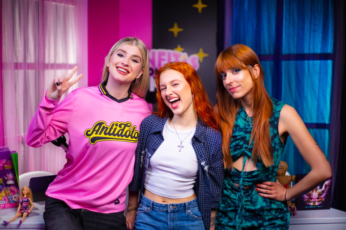 PodimoSpain's tweet photo. 😎 Simplemente: CHICAS MALAS by @Ruslaanaaaa, @_samanthagg y @ChicaSobresalto. 

Y sí, podríamos escucharla 7,5 días a la semana. 😌 https://t.co/6bWba7DTNg