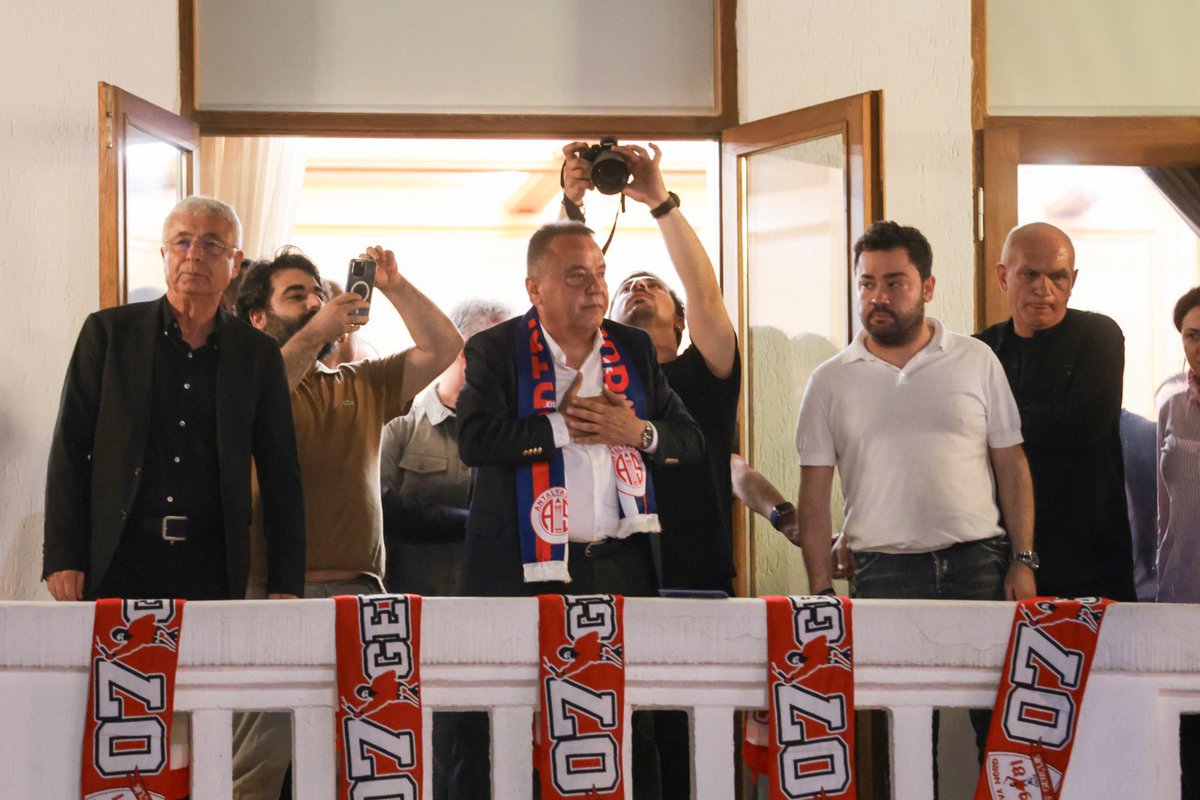 Muhittin Böcek, Antalya'da ilk
kez üst üste ikinci defa Büyükşehir Belediye Başkanlığını kazanan ilk isim
oldu.