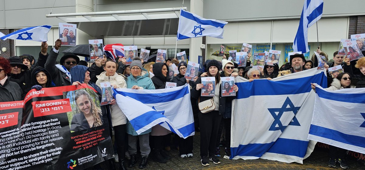 Whilst in London last week for a wedding I attended the weekly Friday morning vigil in Borehamwood. I was humbled to be there, and humbled when I was asked to speak. I spoke about the @BoardofDeputies Adopt a Hostage campaign &  #SederSeatforaHostage campaign. #BringThemHomeNow