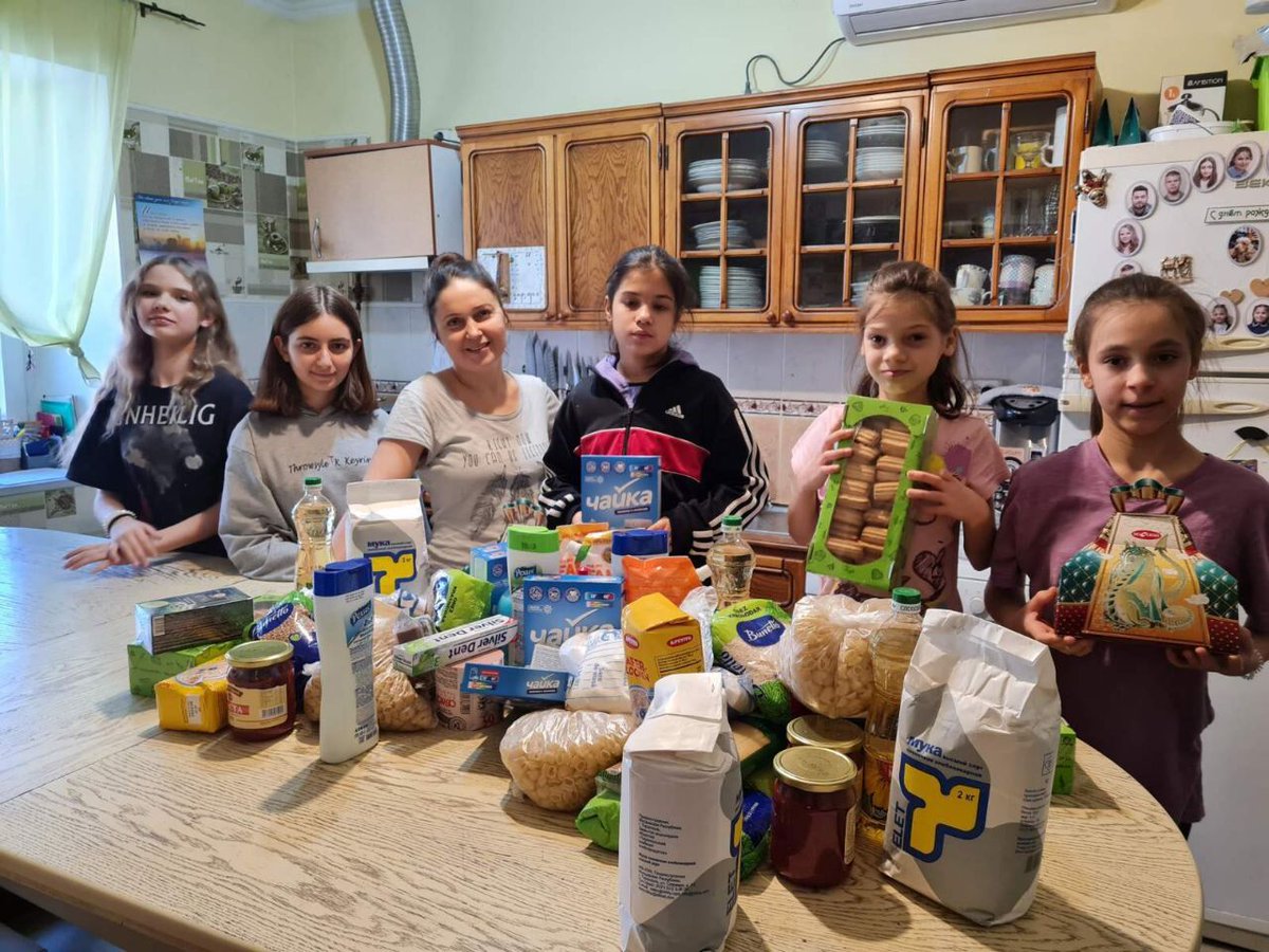🌟 Sasha's family faced a challenge with 14 teenage children all nearly the same age. Thanks to Family Love in Transnistria, they stepped in with food, hygiene products, and new clothes, fulfilling the children's dreams! 🙏👕👟childaidee.org.uk/moldova/family…