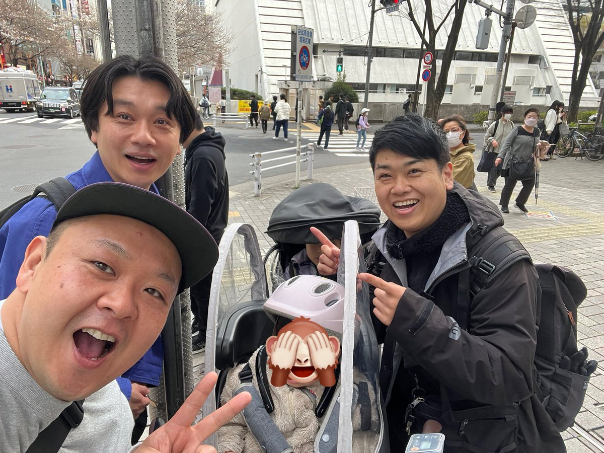 akabass's tweet photo. 中野をサルゴリラでぶらぶらしてたら、偶然しゅうたが自転車乗ってました！子供たちをブロードウェイに連れてってあげるらしいです！いいパパ！

中野で一瞬ジューシーズになりました https://t.co/nfn1lpIt6R