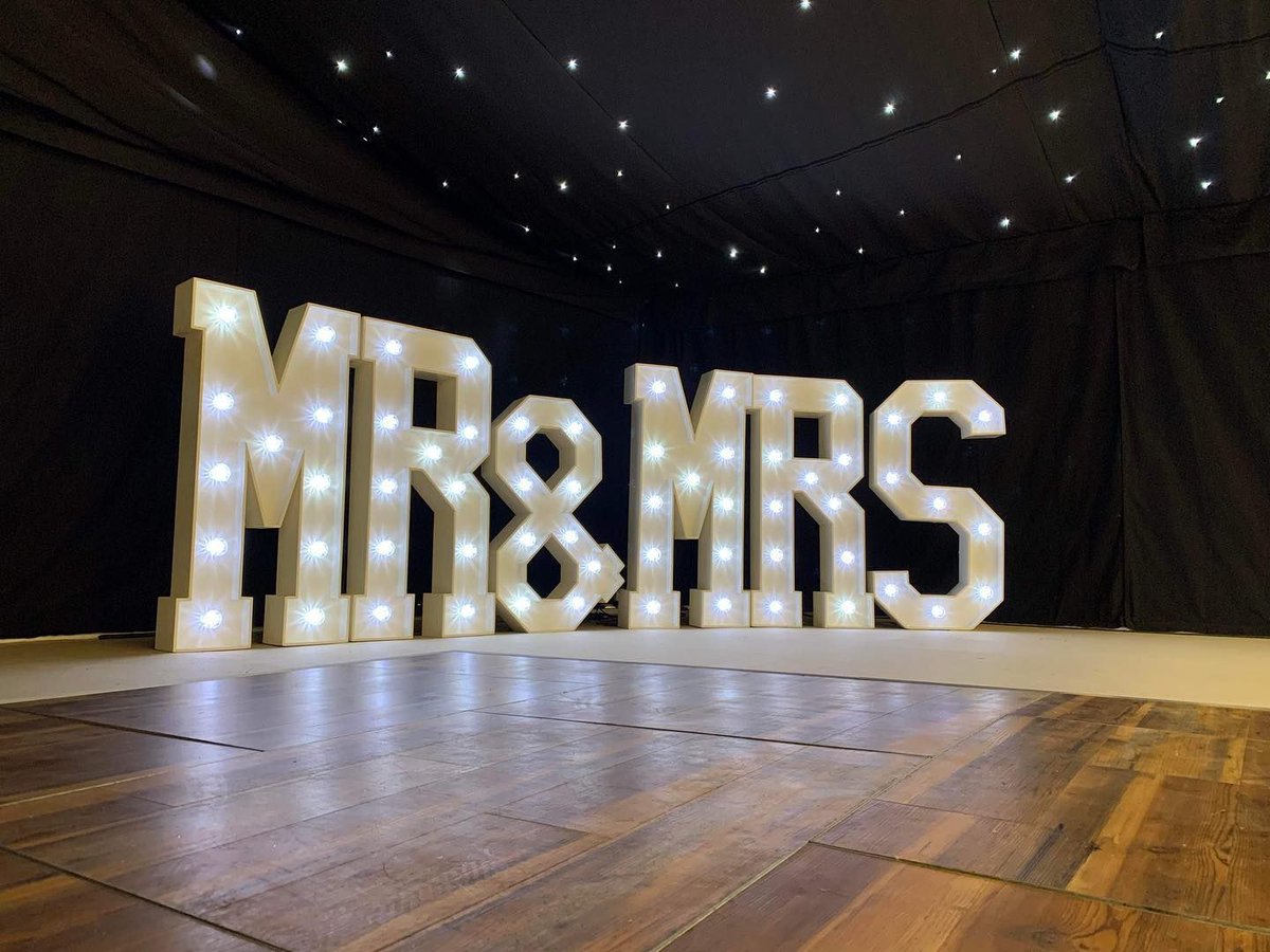 Looking to add that extra sparkle to your wedding day? Look no further than Big Hire UK! 💫✨ Specialising in decoration and furniture hire, they're here to turn your dream wedding into a reality! 🌟💍

thecompleteweddingdirectory.co.uk/BigHireUK/jw96…

#weddingvenuedecor #weddingprophire #loveletterhire