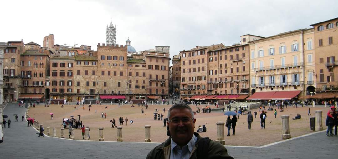 🇮🇹  11 years ago in Piazza Campo in Siena, Italy. Boy, how I wish I could see it again 

#Siena #sienaitaly #italy #sienaitalia #piazzacampo #piazzacampodefiori #JamesBond #toscana #tuscany #italia #igerstoscana #travel #igerssiena #palio #visittuscany